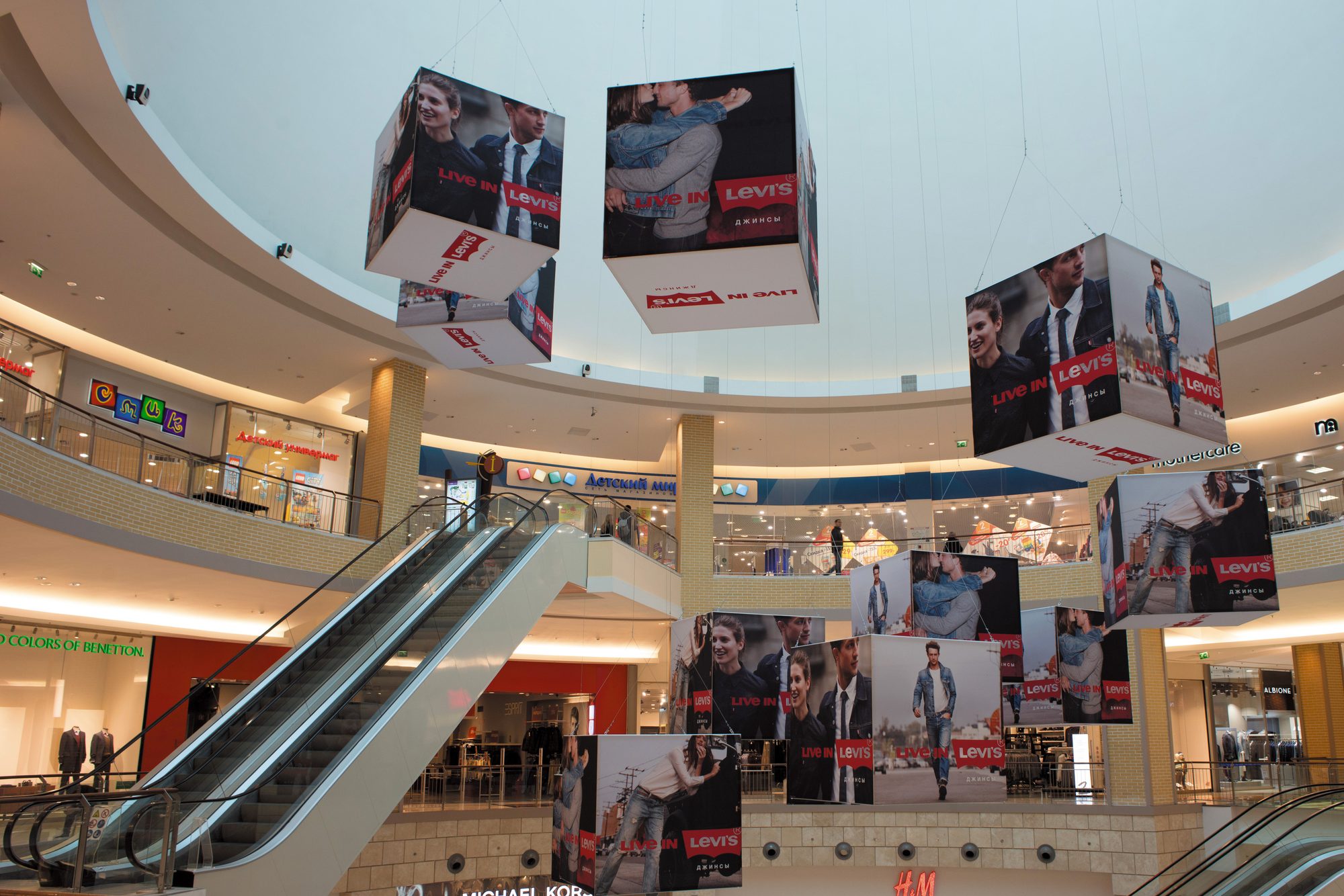 Evropeisky mall: Suspended structures