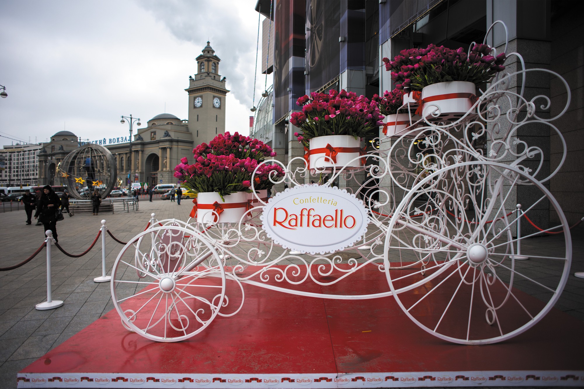 Raffaello: Installation outside a mall